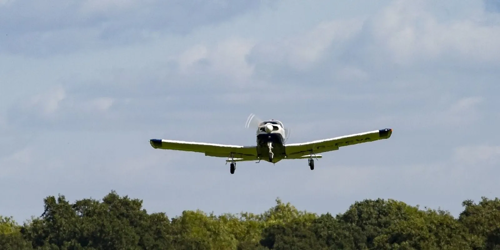 Hűha! Forgalmas úton szállt le egy kisrepülőgép - Videó