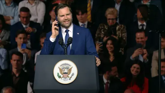 Meglepetésre Donald Trump is bejelentkezett a nagygyűlésen