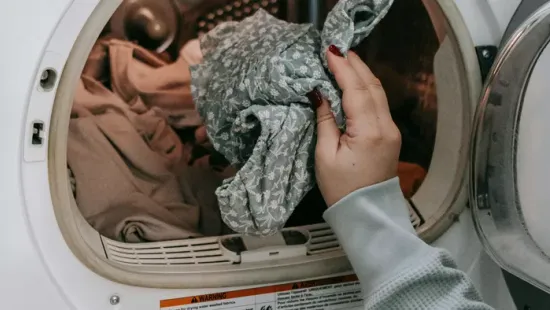 Olajfolt került a ruhádra? Ezzel a tuti trükkel bármikor kiszedheted!