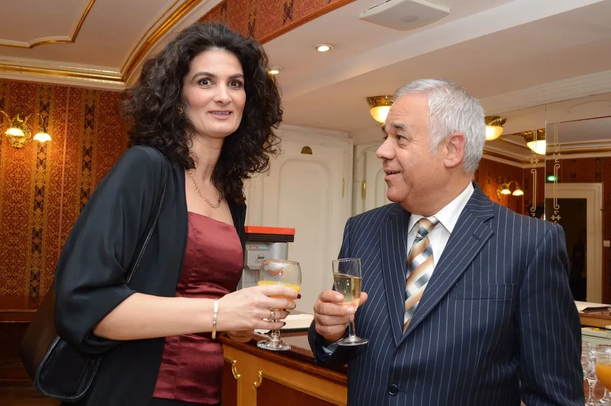 Straub Dezső rendkívül boldog fiatalabb párja mellett