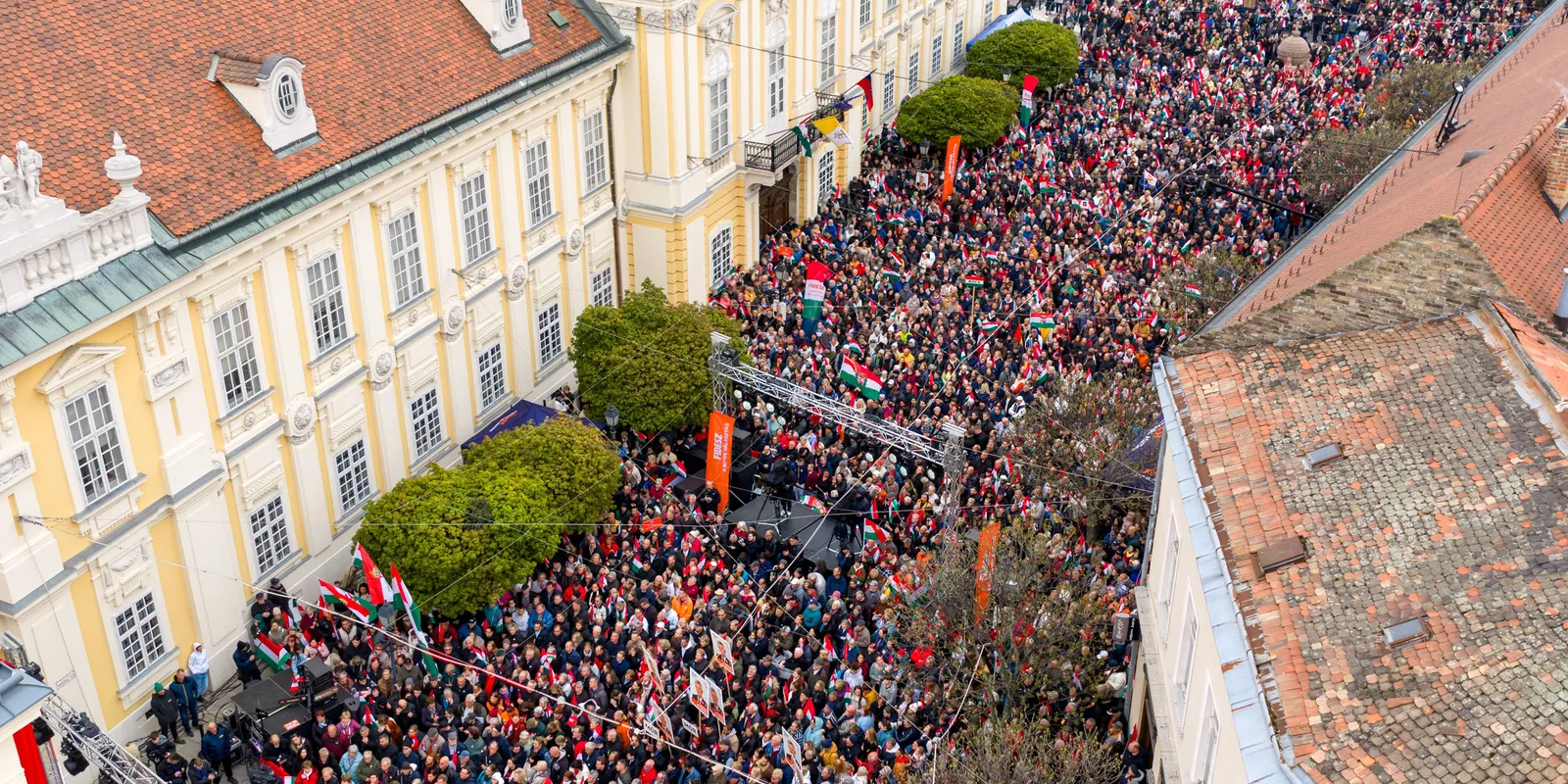 Hihetetlen drónfotó: egész Székesfehérvár az utcára vonult