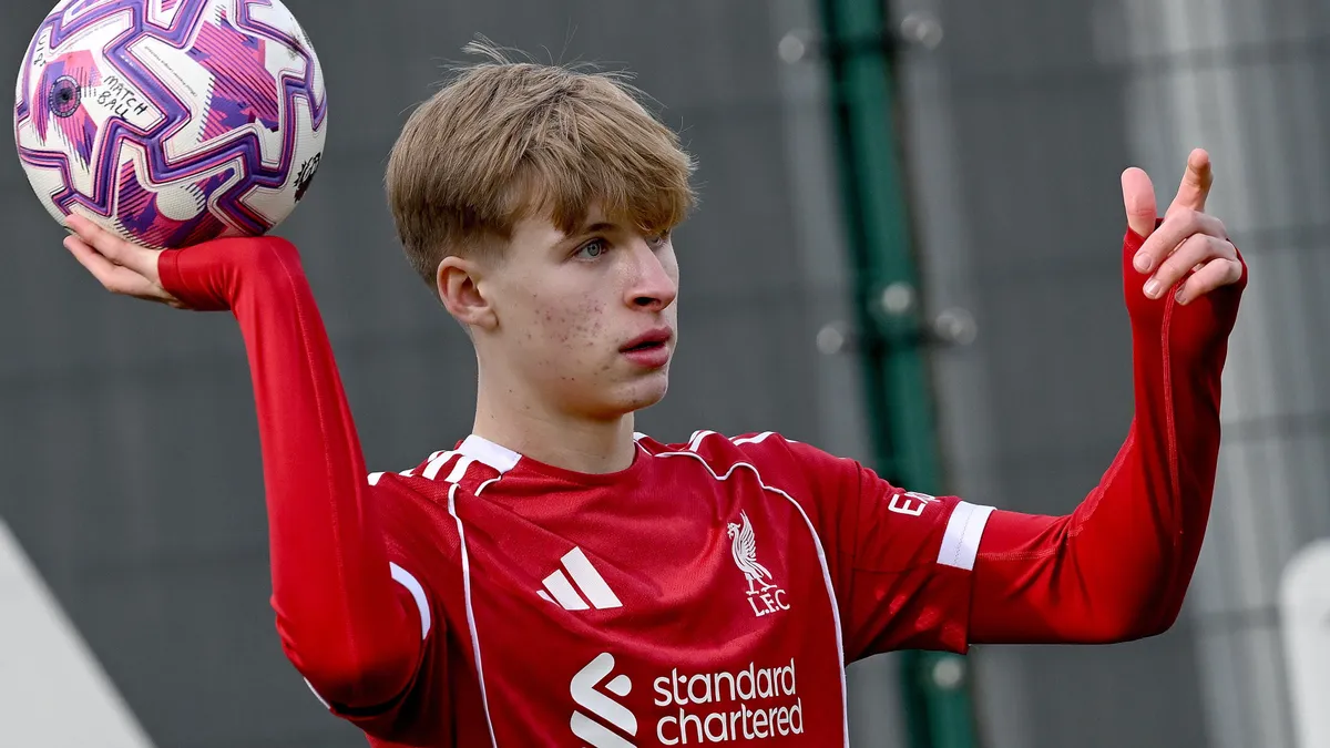 Oliver O'Connor szinte mindenben példaképét, Szoboszlai Dominikot másolja