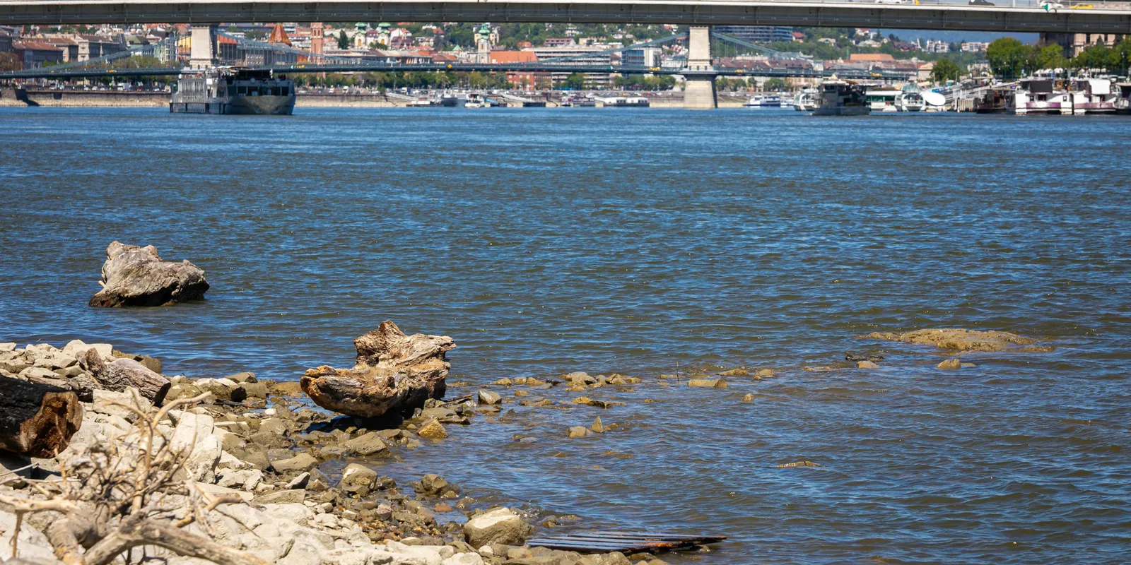  Előbukkant az Ínség-szikla a Dunából