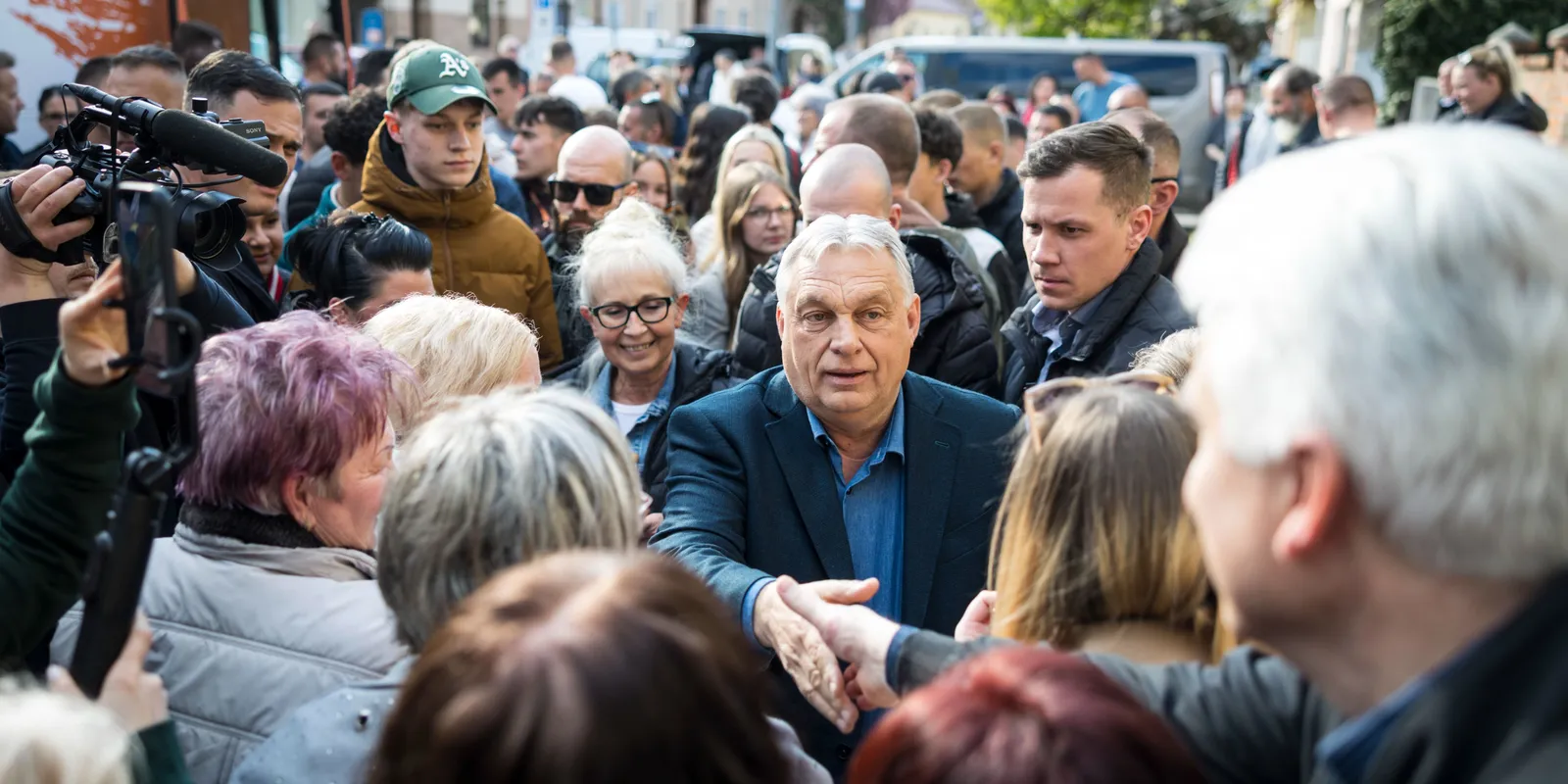Fontos kérdést tettek fel Orbán Viktornak