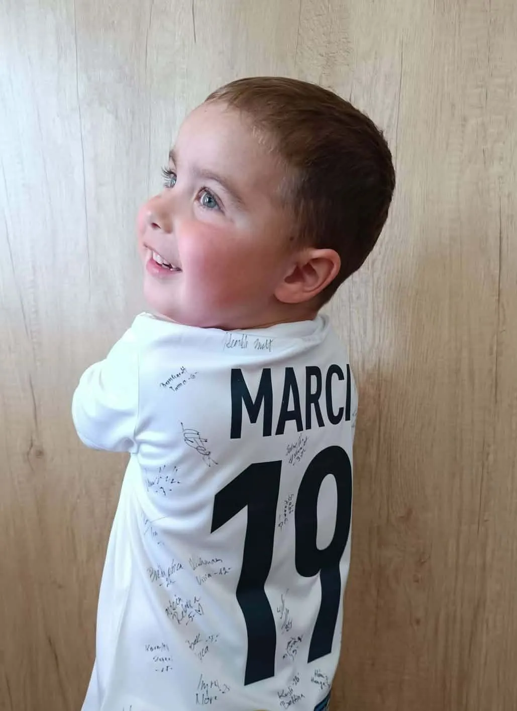 Egyedülálló éjszakai élményfutást szerveznek Pécs szívébe, hogy a fény erejével segítsék a mánfai Nemes Marci gyógyulását