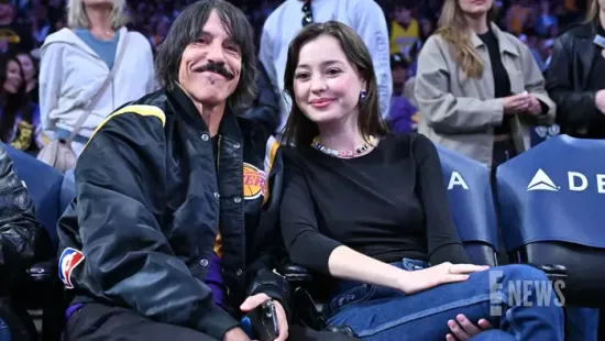Döbbenet: A Red Hot Chili Peppers énekese 33 évvel fiatalabb nőt szeret