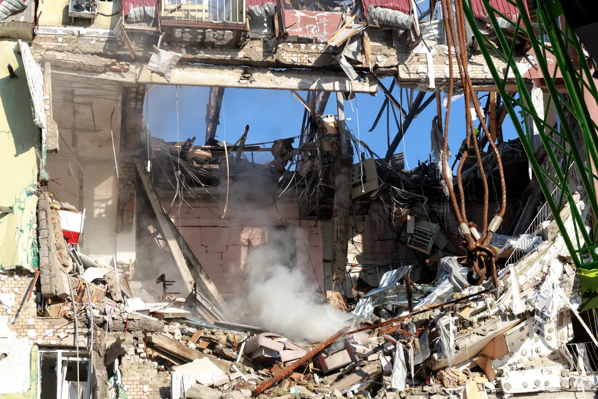 Több emeletnyi lyuk közelről