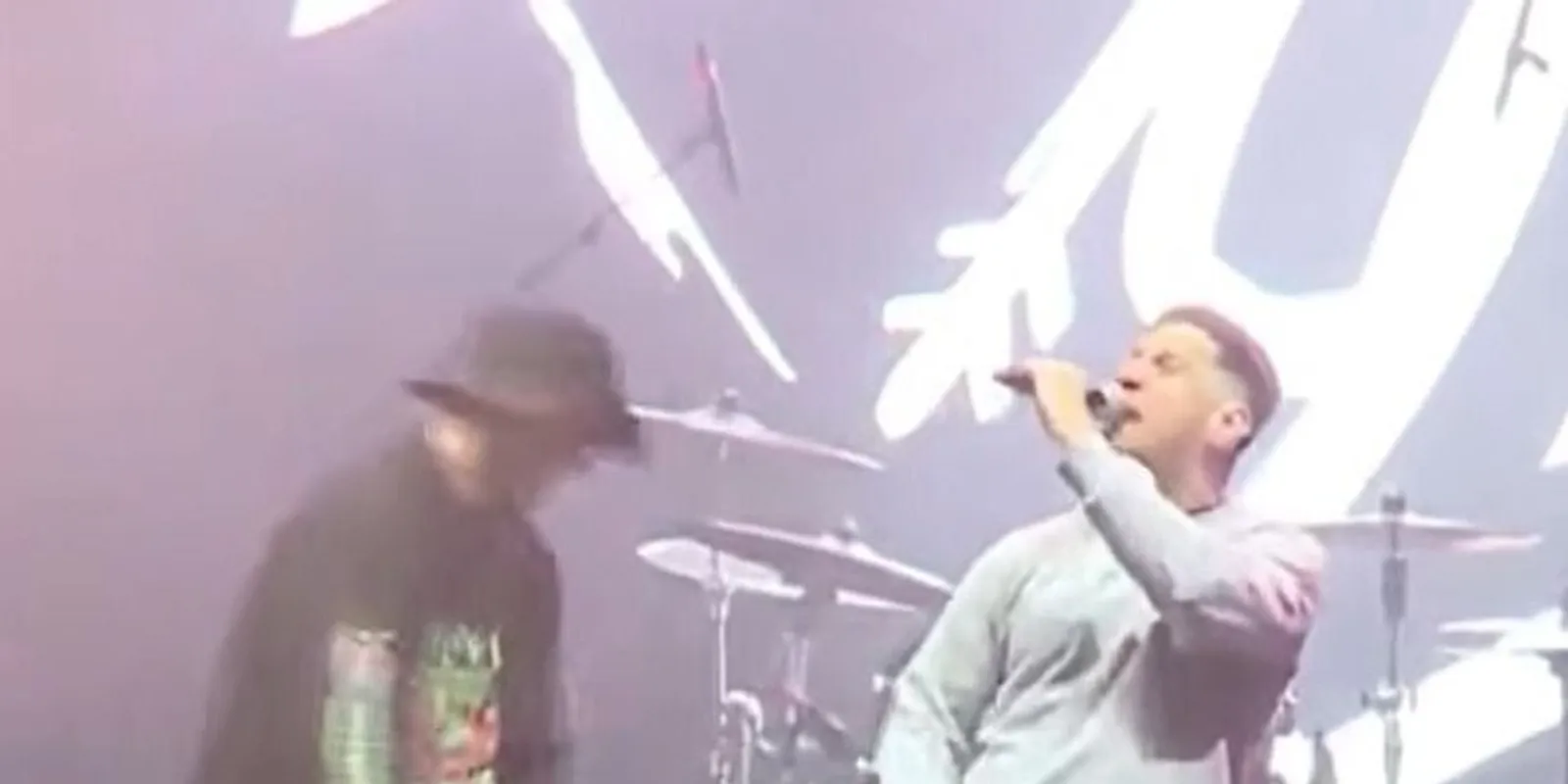 Durva jelenetek, meztelenkedés a tiszás kampányeseményen