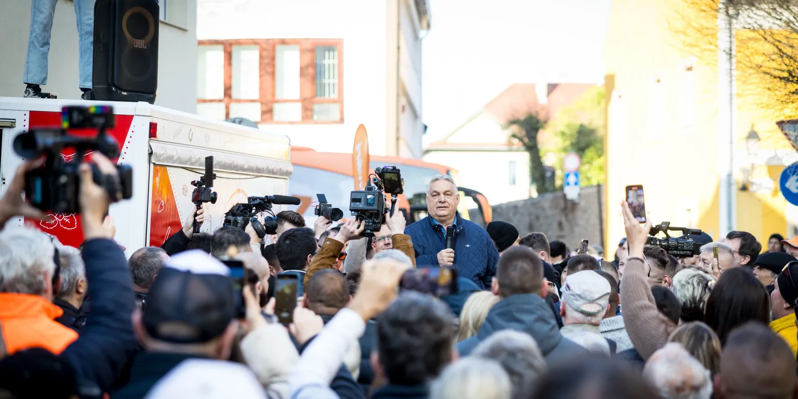 Rengetegen várták Orbán Viktort Vácon