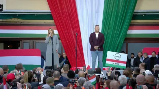 Radics Gigi és Curtis dala elnyomta a hívatlan vendégeket: Orbán Viktor beszéde előtt együtt énekelt a hatalmas tömeg