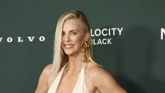 Charlize Theron apró bikiniben élvezi a napsütést