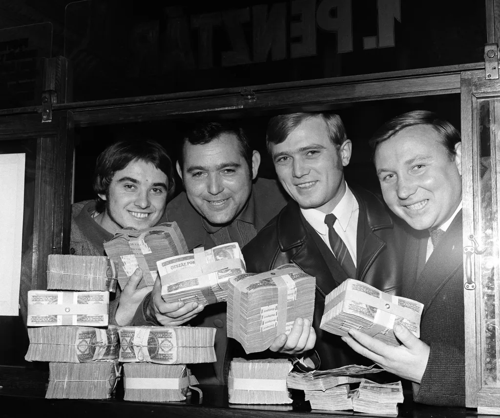 Retró lottó nyertesek
Murányi Gyula; Glász Ferenc; Kriston István; Pártl Lénárt

Budapest, 1972. február 23.

A nyertesek: Pártl Lénárt, Kriston István, Murányi Gyula és Glász Ferenc az Országos Takarékpénztár Münnich Ferenc utcai székházában, ahol kifize