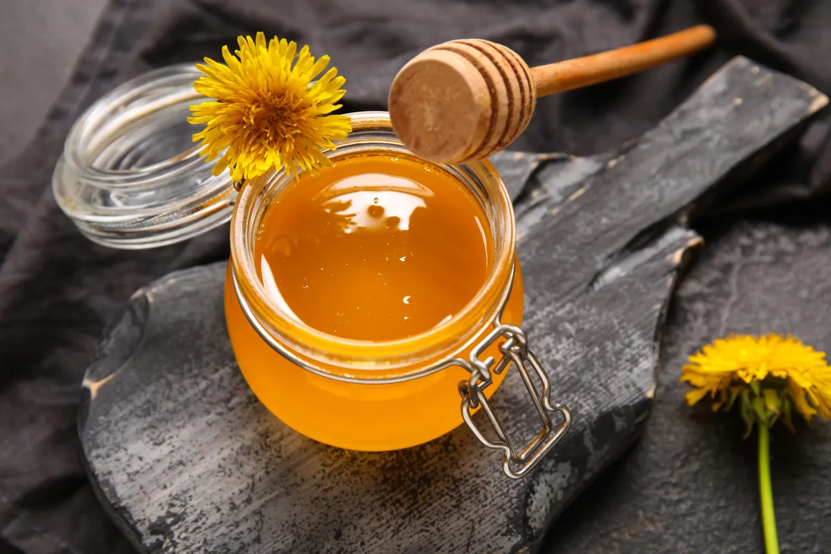 Érdemes most nekifogni a pitypangméz elkészítésének.