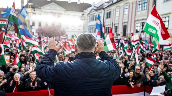 Orbán Viktort szabályosan szétszedte a tömeg Sopronban