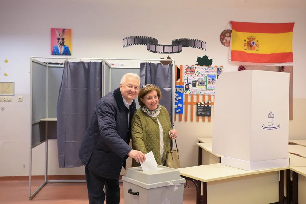 Választás 2026
Semjén Zsolt miniszterelnök-helyettes és felesége, Semjénné Menus Gabriella leadja szavazatát