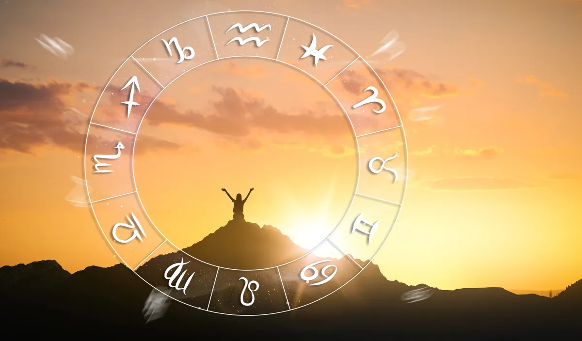 Hétvégi horoszkóp Zodiac,Wheel,And,Photo,Of,Woman,In,Mountains,Under,Sunset