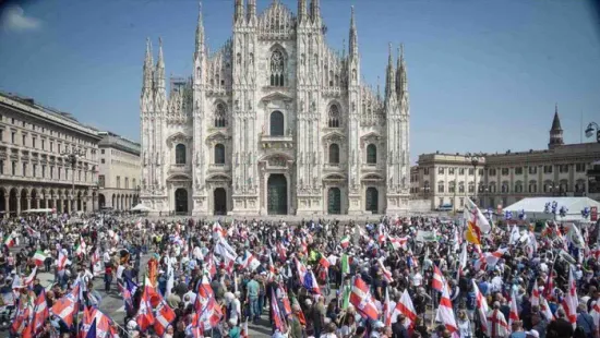 Orbán Viktor érdemeit sorolták a milánói Dóm téren