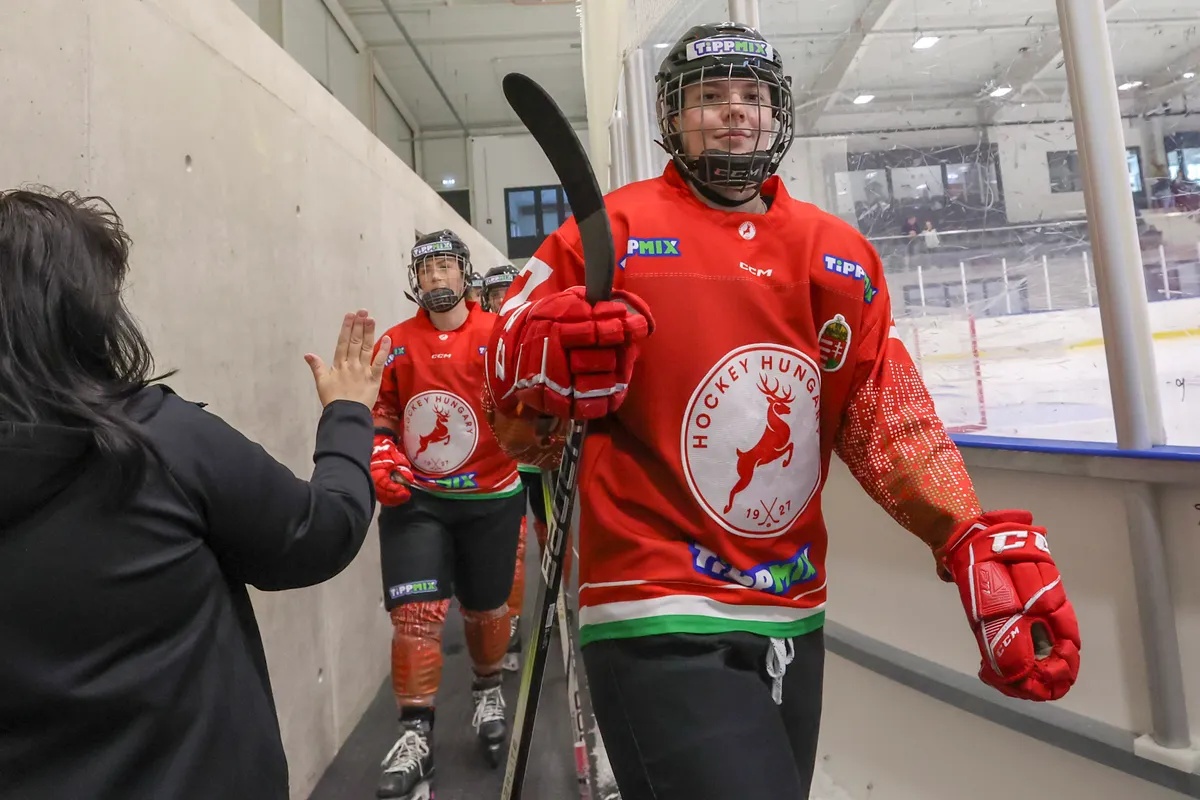 A női jégkorong válogatott a feljutásért lép jégre