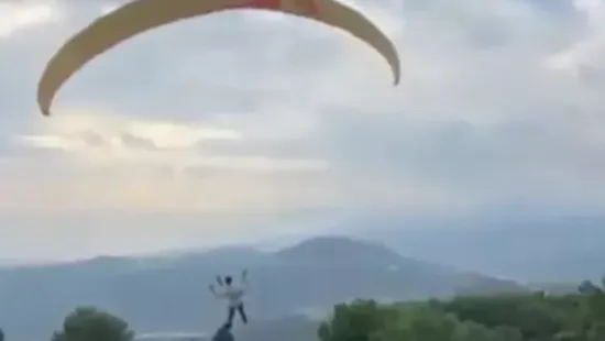 "Légi ostrom" - a migránsok már siklóernyővel próbálnak bejutni Spanyolország észak-afrikai területére