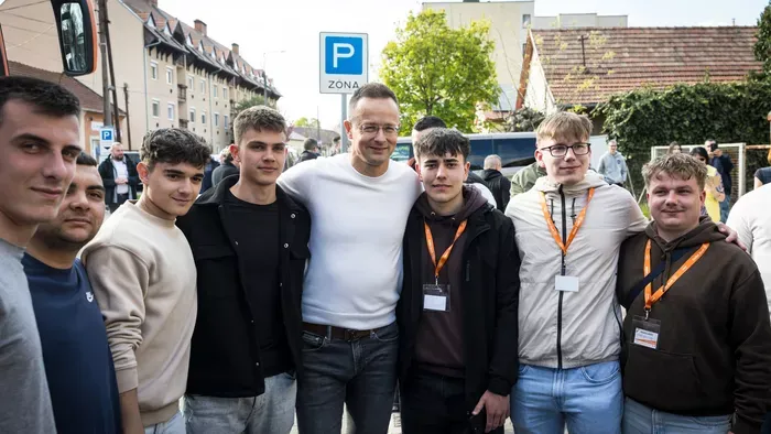Szijjártó Péter: Peti itthon maxra tekerve Hatvanban