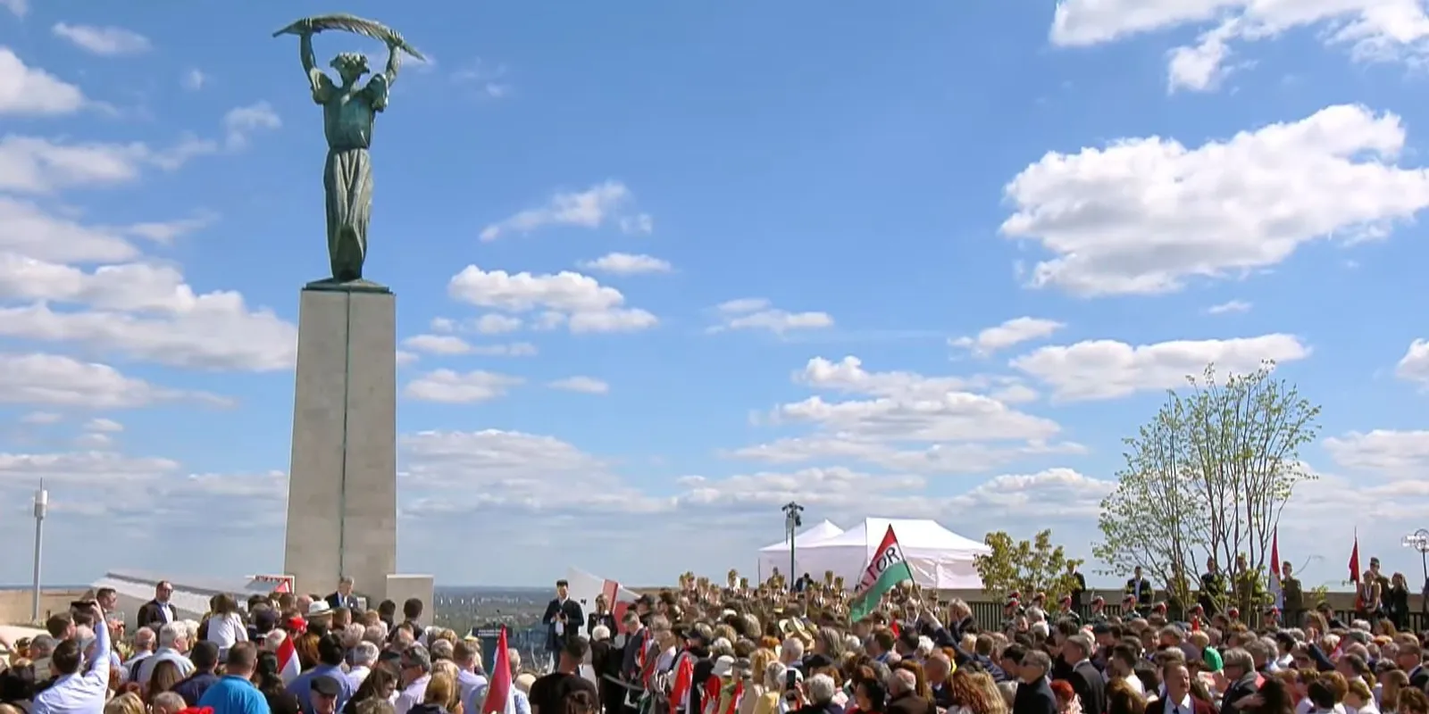 Hatalmas tömeg gyűlt össze a Citadella körül