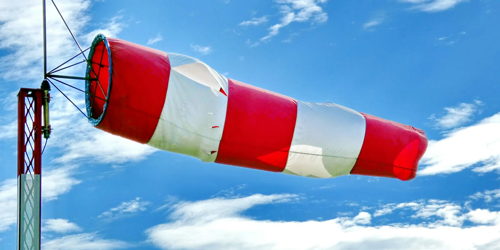 Viharos szél miatt adott ki veszélyjelzést a HungaroMet