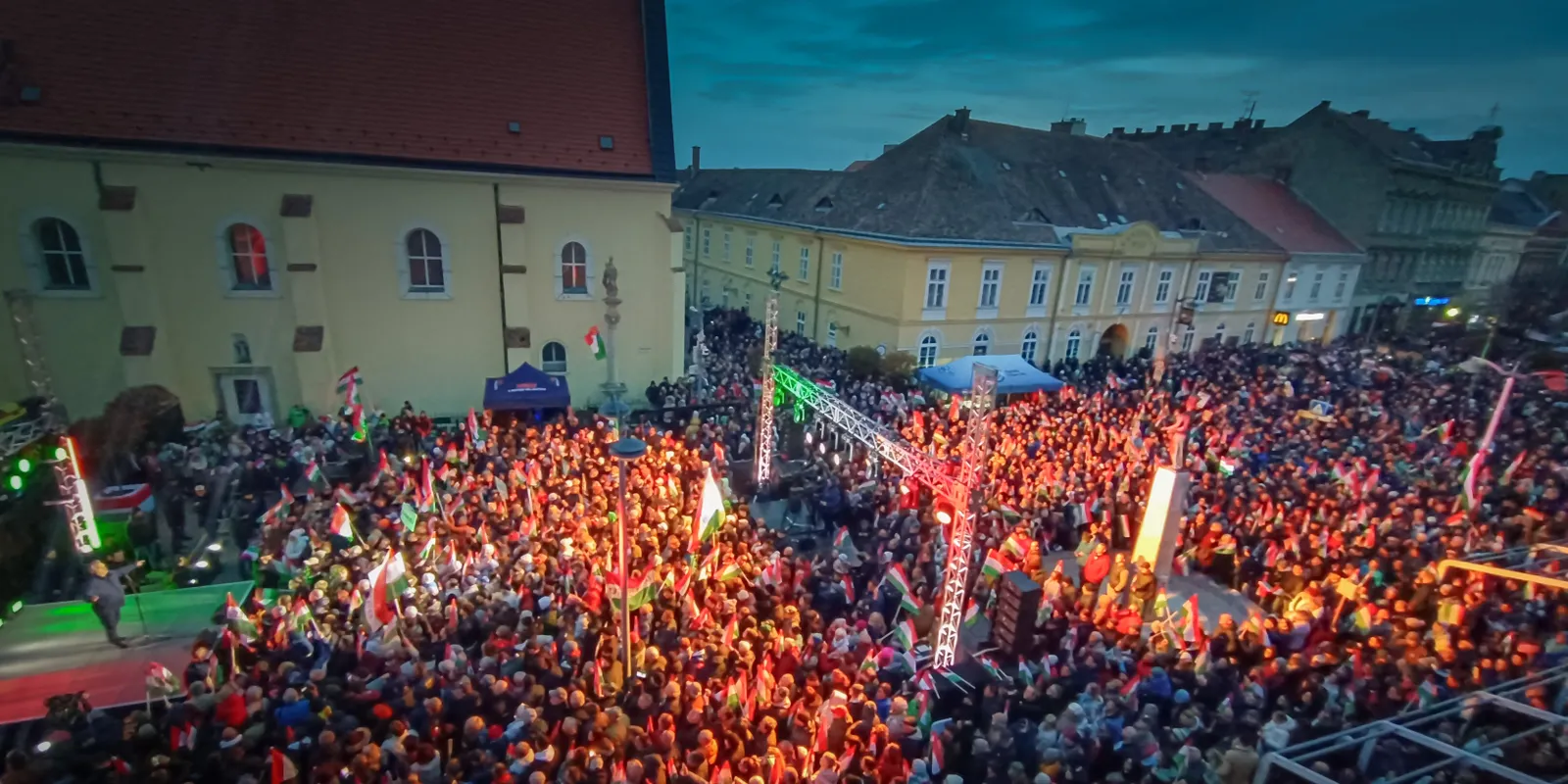 Soha nem látott embertömeg kígyózik Szombathely utcáin