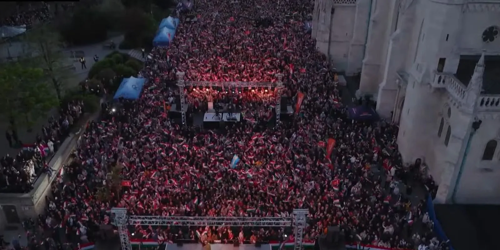 Elképesztő embertömeg: ennyien várják Orbán Viktor beszédét