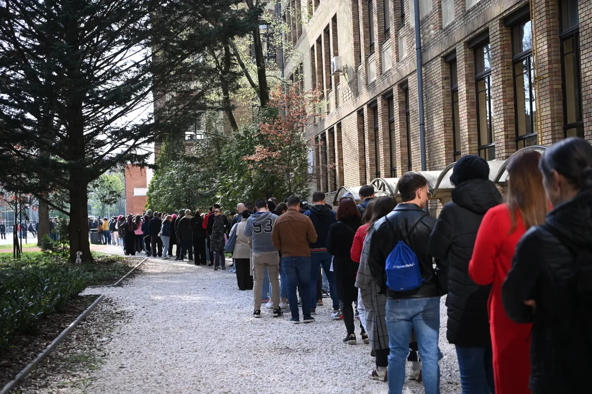 Választás 2026
Átjelentkezők szavazása
Szavazásra várakozók állnak sorban