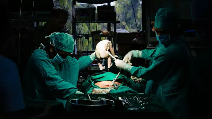 A szülőágyról rángatták bíróság elé a vajúdó anyát