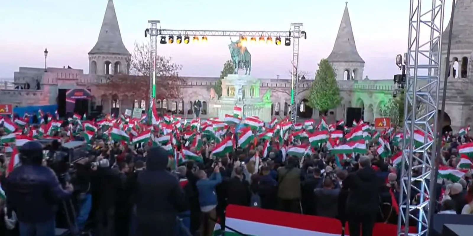 Hatalmas tömeg várja Orbán Viktort a Szentháromság téren