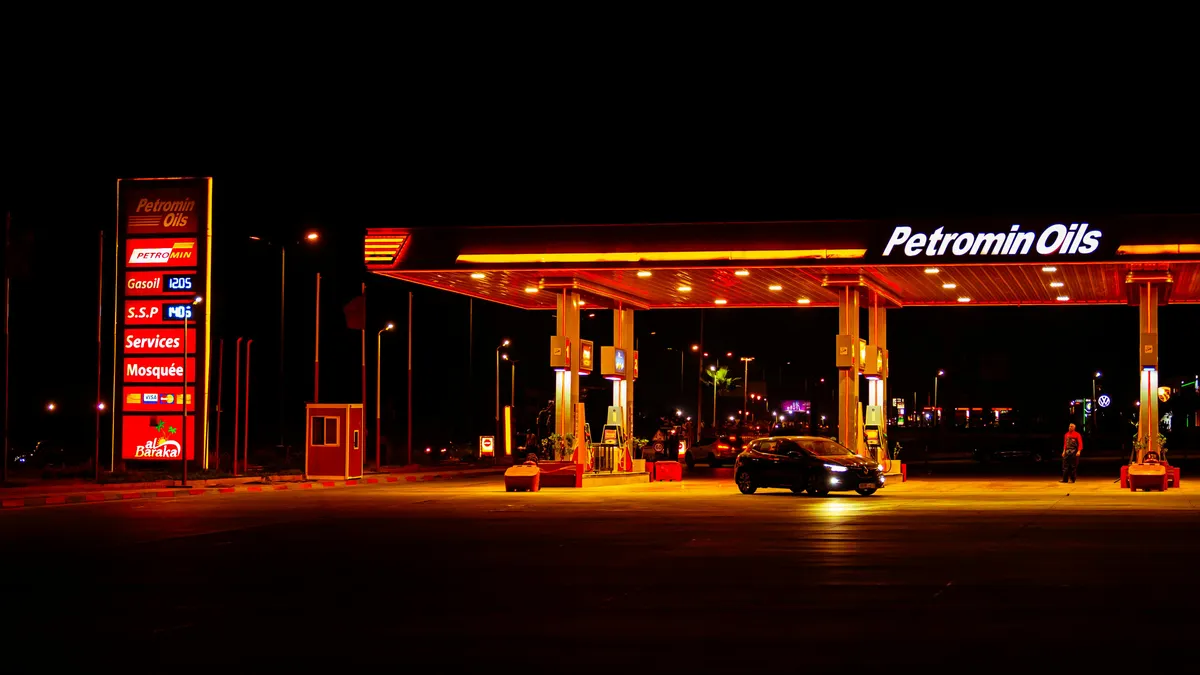 alt= a benzinkúton halálra gázolta a asszonyt