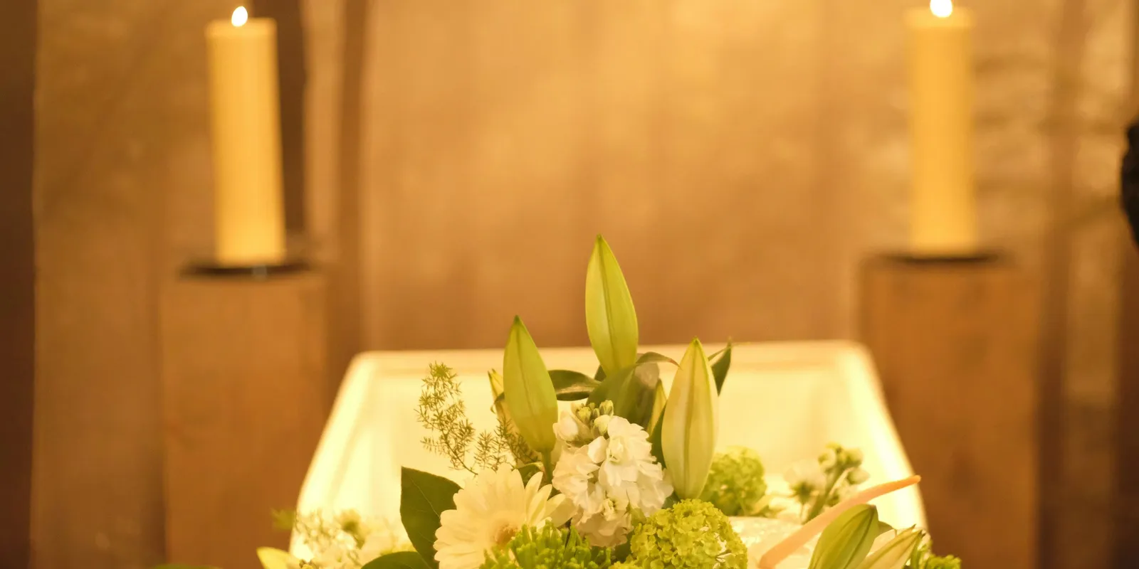 Koporsó feletti cicaharc! Mindkét nő randizott az elhunyttal