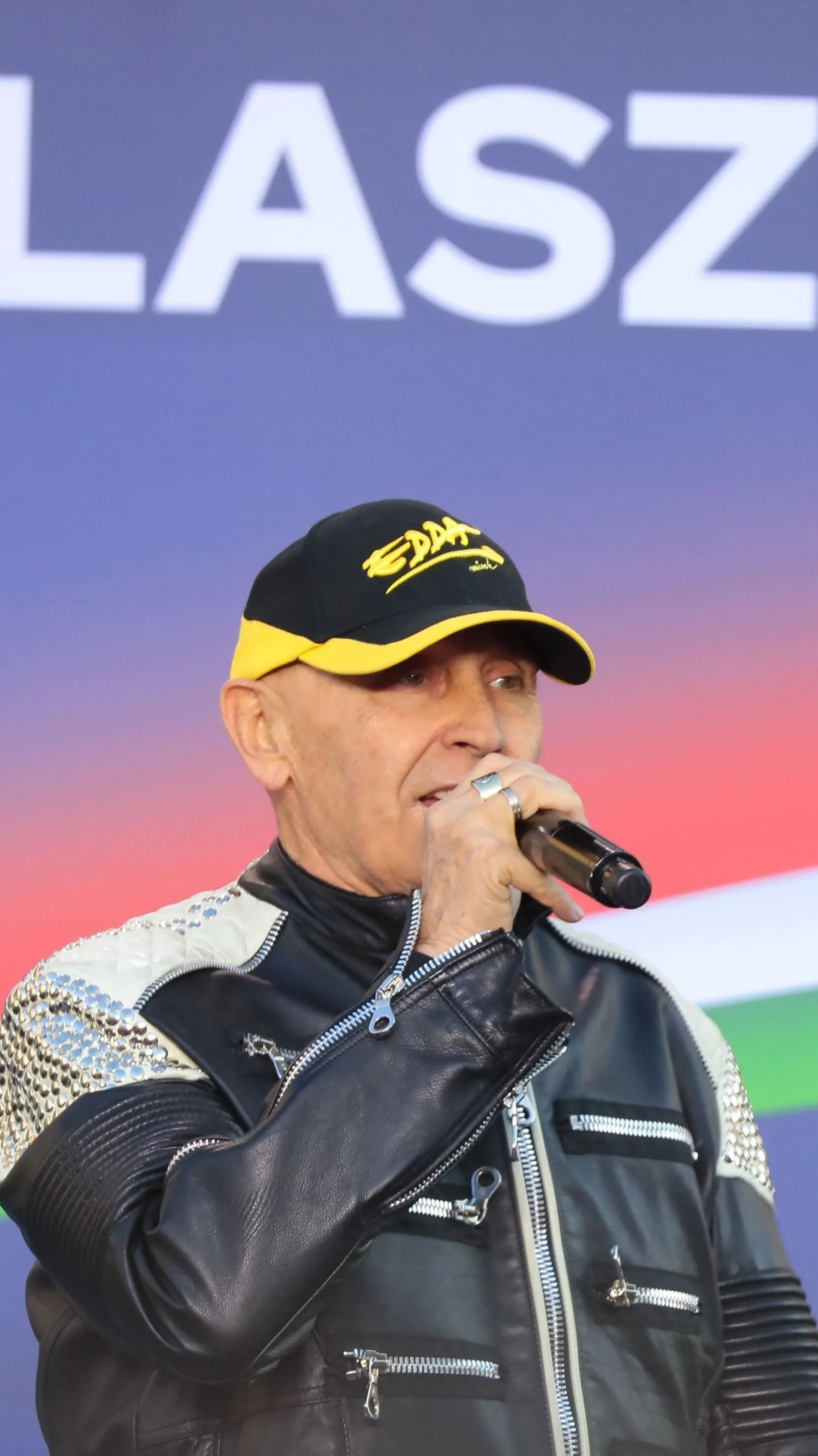 Együtt énekelt a tömeg Pataky Attilával a debreceni Békemeneten!