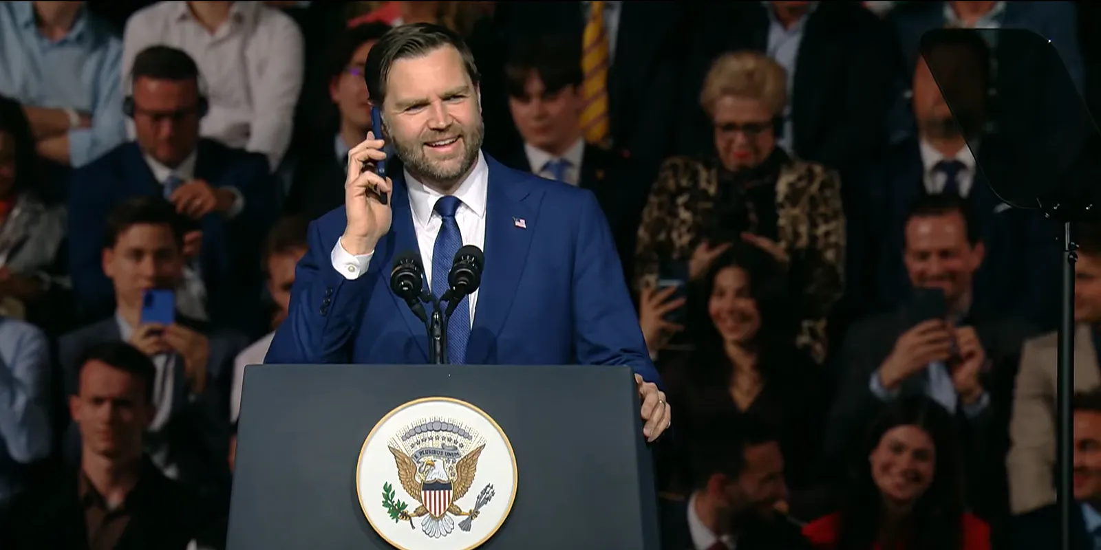 Meglepetésre Donald Trump is bejelentkezett a nagygyűlésen