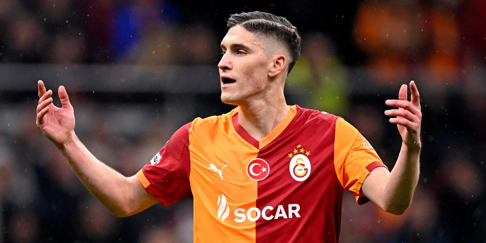 Egymásnak ugrottak a szurkolók Sallai Roland miatt