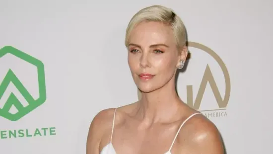 Sötét titok derült ki Charlize Theron múltjából: anyja gyilkosságot követett el