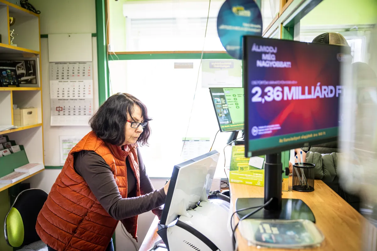 Egy lottózó, ahol a fantasztikus lottónyeremény felébreszti az emberek mágikus gondolkodását