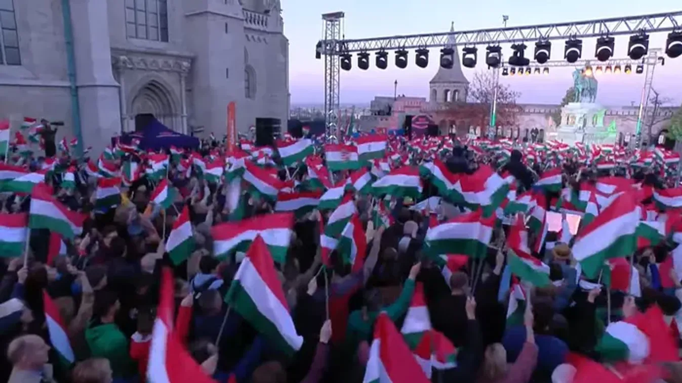 Hatalmas tömeg várja Orbán Viktort a Szentháromság téren