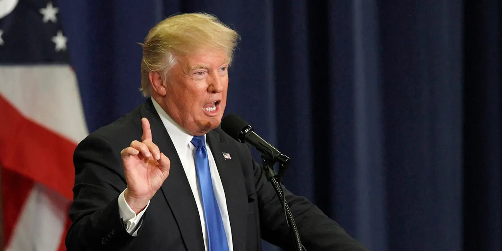 Trump.„Azután rengeteg bomba kezd el hullani”