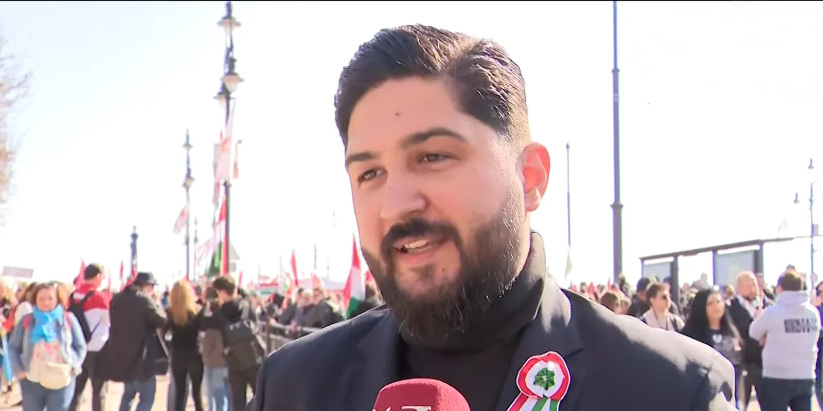 Tiszás vandálok gyújtották fel Radics Béla plakátját