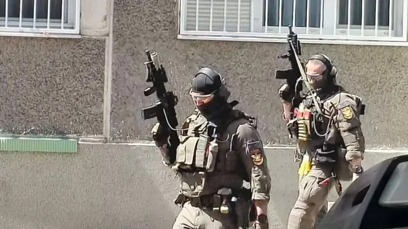 Budai túszdráma: baltás férfi sétálgatott a rendőrök között