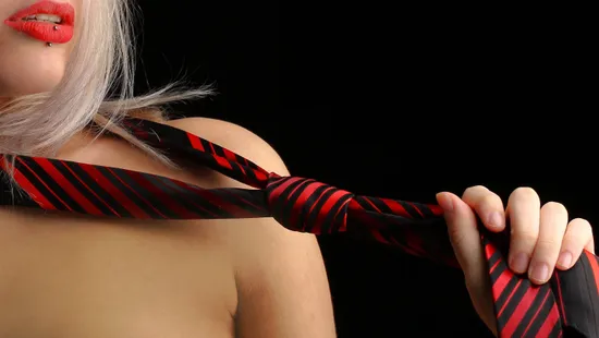 Szexizés a fürdőszobában, rányitottak a pózoló kebelcsodára