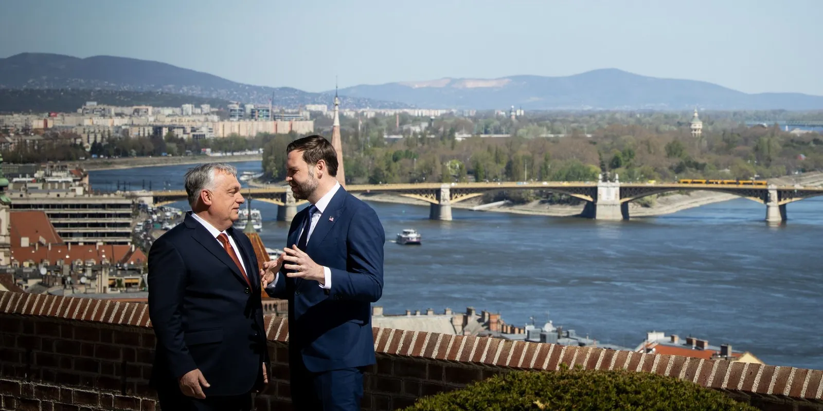 Az amerikai alelnökkel tart sajtótájékoztatót Orbán Viktor