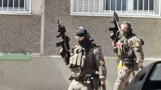 Szürreális jelenetek Kelenföldön: egy férfi baltával a kezében sétálgatott a rendőrök között a túszdráma közben