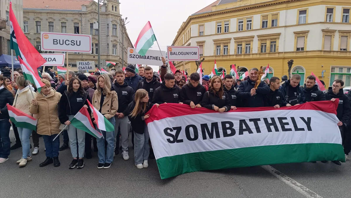 Már gyülekezik a tömeg Szombathelyen. 