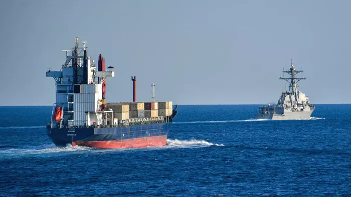 Farkasszemet néznek egymással az amerikai és az iráni hajók