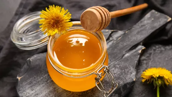 Ingyen adja a természet: így készül az aranyló pitypangméz