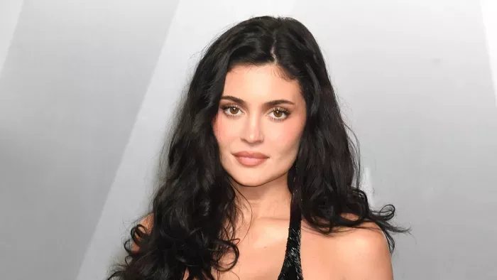 Csupán a kezével takarta el csupasz keblét Kylie Jenner