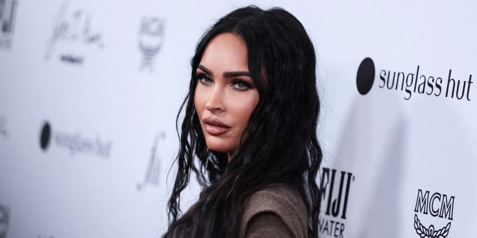Megan Fox férfiak millióinak adta meg a telefonszámát